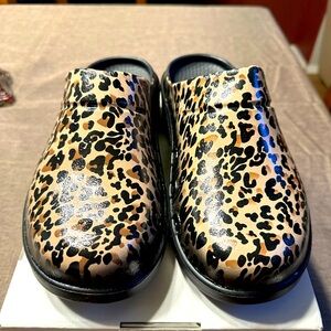 OOFOS Women’s Limited Edition Leopard Print Clog